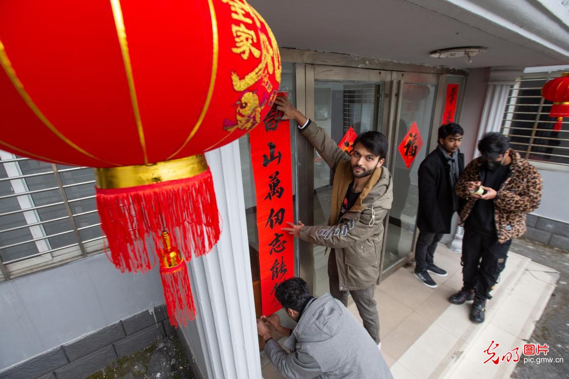 湖北襄阳：留学生感受中国年味